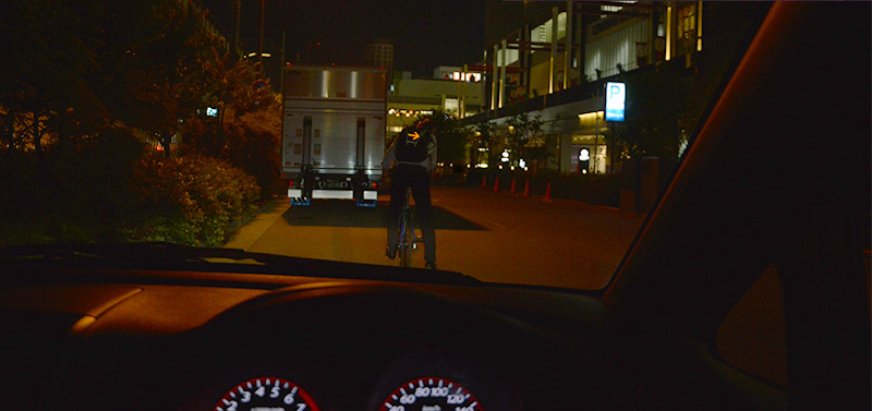 自転車の走行ラインをバックパックに付けた方向指示器（ウィンカー）で、後方に伝えるイメージ写真3