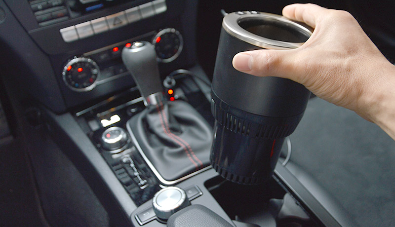 本体は車の常設ドリンクホルダーに置くだけ