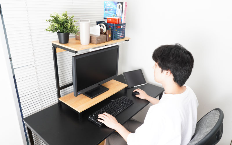 収納スペースを上下に増やすパソコン台