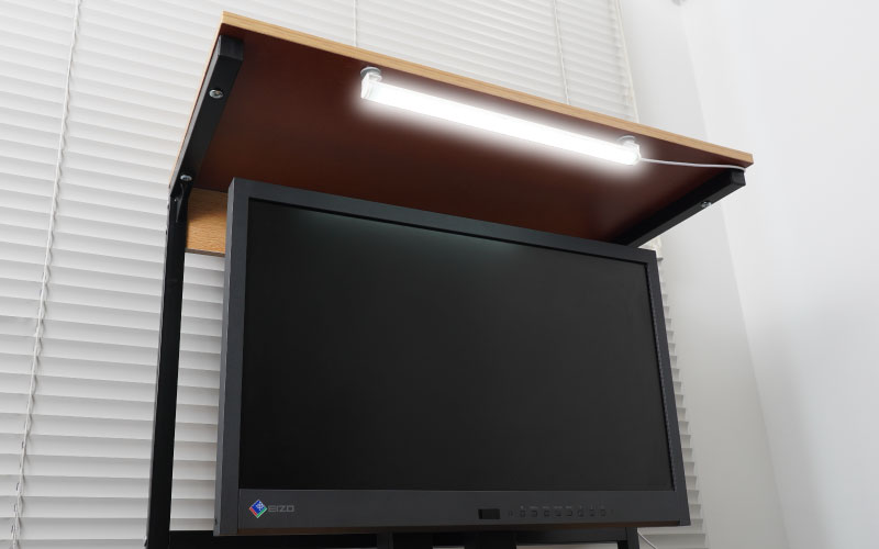 収納スペースを上下に増やすパソコン台