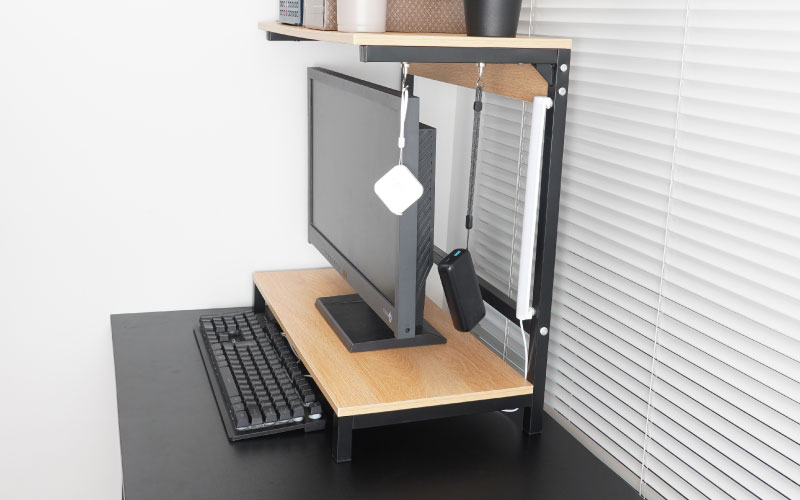 収納スペースを上下に増やすパソコン台
