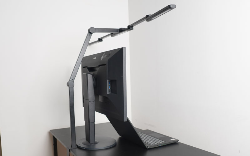 面で照らす可変式3面デスクライト