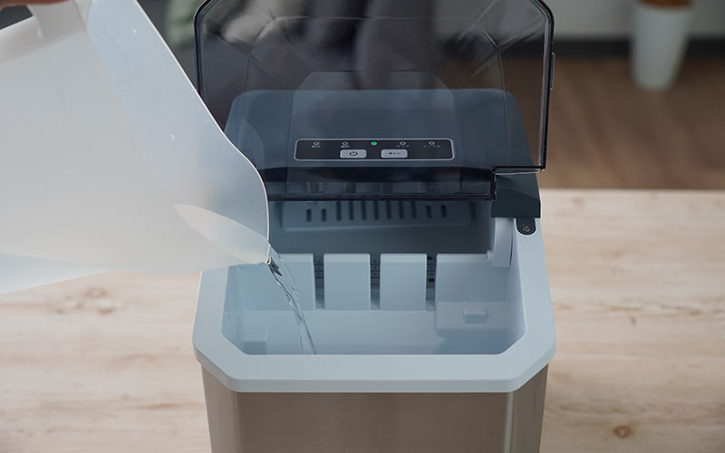 透き通った氷がつくれる高速製氷機「クリアアイスゴロン」