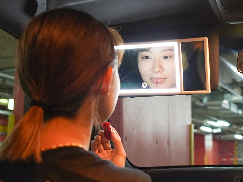 車に後付けできるLED付き大きいメイクミラー