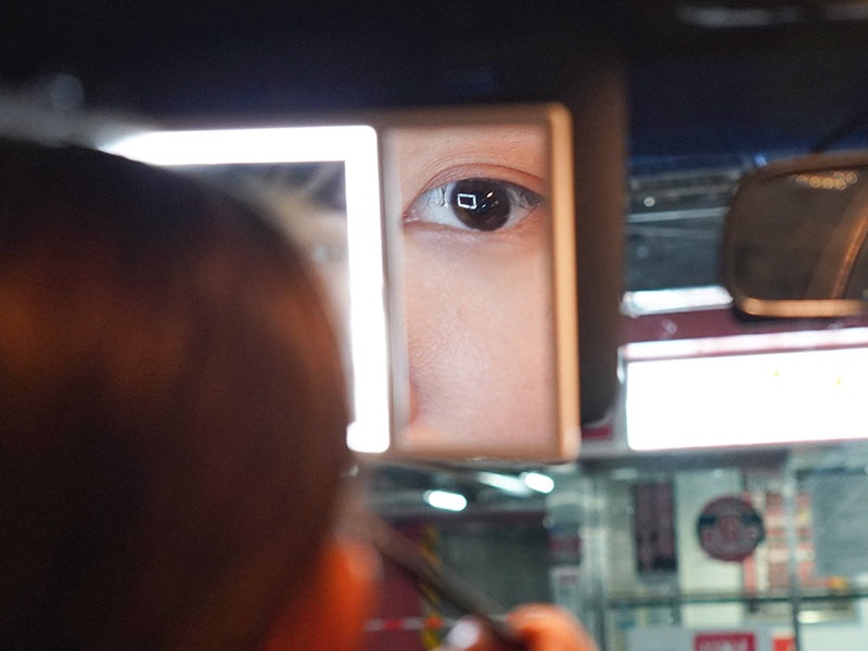 車に後付けできるLED付き大きいメイクミラー