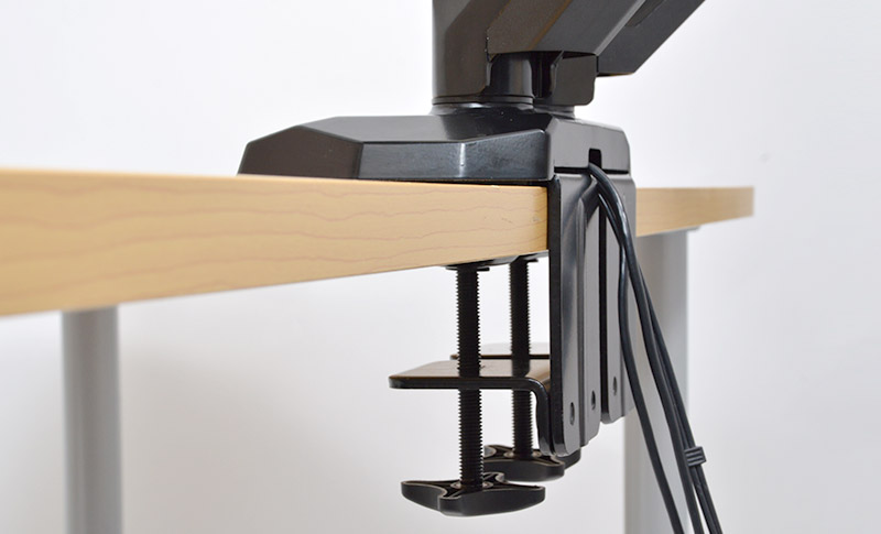 しっかり机の天板を挟んで固定するクランプ式