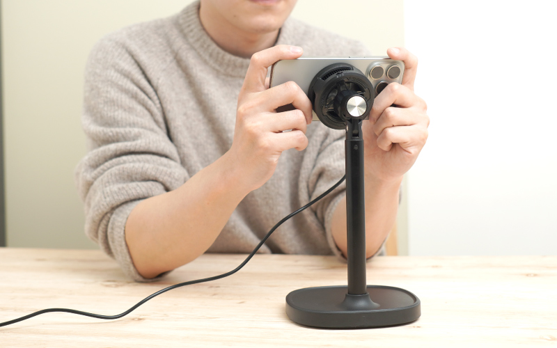 冷却して熱暴走を防ぐ「MagSafe充電スタンド」
