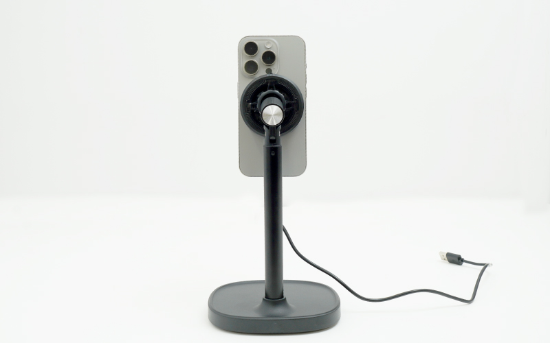 冷却して熱暴走を防ぐ「MagSafe充電スタンド」