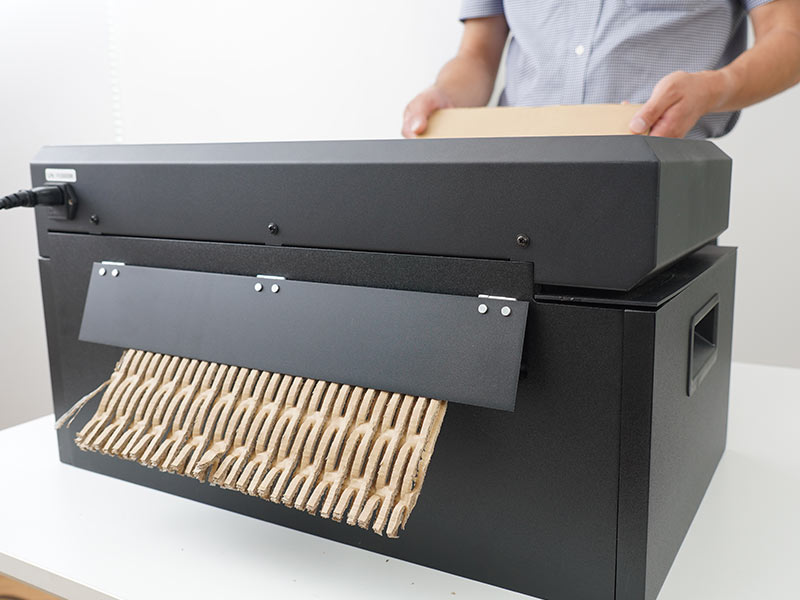 緩衝材を作れる卓上型段ボールシュレッダー