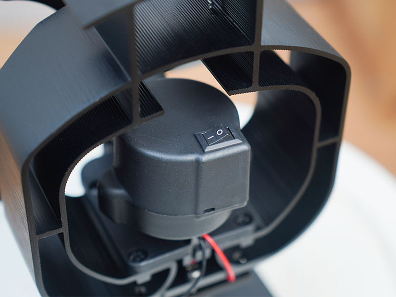 電源なしで暖気循環「首振りストーブファン」